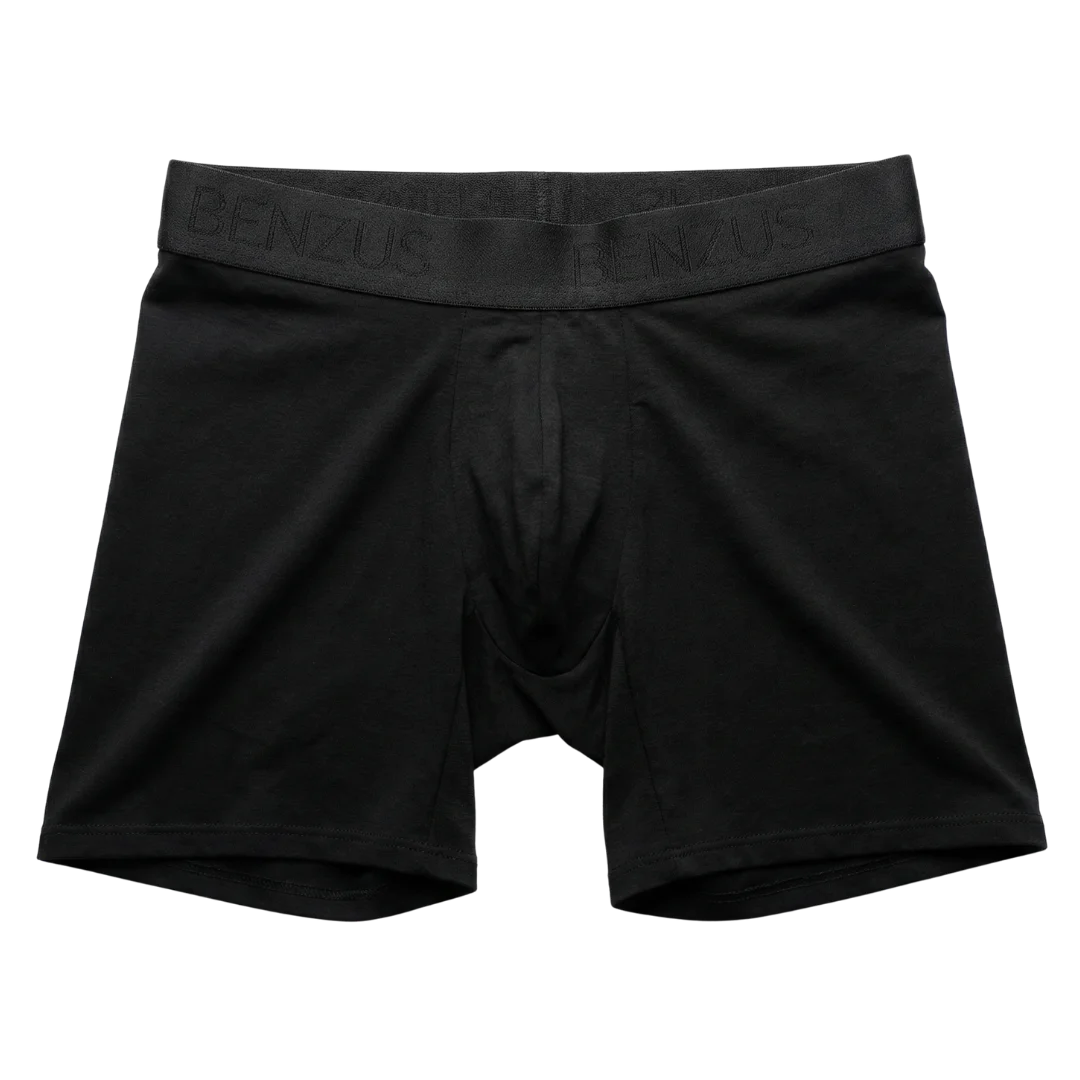 Vista frontal en plano aislado (flat lay) del Bóxer Largo Negro BENZUS ORIGEN. Muestra con claridad el diseño anatómico de la prenda para máximo soporte, el largo de pierna 'Long-Fit' y la banda elástica ancha con el logotipo BENZUS en relieve tono sobre tono. Fondo invisible para apreciar la silueta.