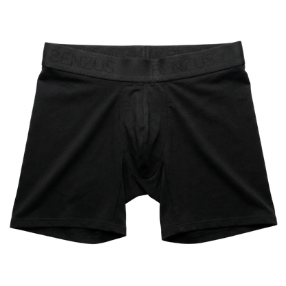 Vista frontal en plano aislado (flat lay) del Bóxer Largo Negro BENZUS ORIGEN. Muestra con claridad el diseño anatómico de la prenda para máximo soporte, el largo de pierna 'Long-Fit' y la banda elástica ancha con el logotipo BENZUS en relieve tono sobre tono. Fondo invisible para apreciar la silueta.